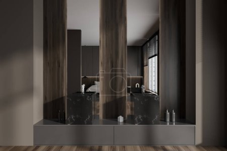 Foto de Interior del estudio oscuro con doble lavabo y espejo alto, suelo de madera. Zona de dormir con ventana panorámica a la ciudad de Singapur. Renderizado 3D - Imagen libre de derechos