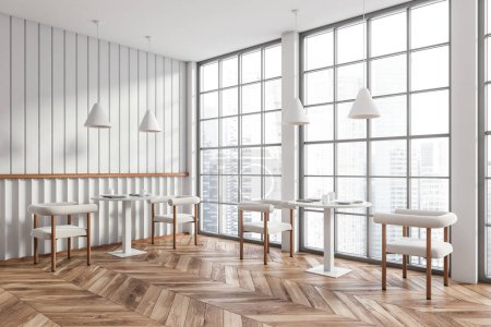 Téléchargez les photos : Intérieur de café minimaliste blanc avec chaises et table avec vaisselle, vue latérale, parquet. Espace repas et fenêtre panoramique sur les gratte-ciel de Singapour. rendu 3D - en image libre de droit