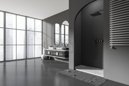 Téléchargez les photos : Intérieur salle de bain sombre avec double lavabo et douche avec porte-serviettes, vue latérale, vase dans le coin sur sol en béton gris. Fenêtre panoramique sur les gratte-ciel. rendu 3D - en image libre de droit