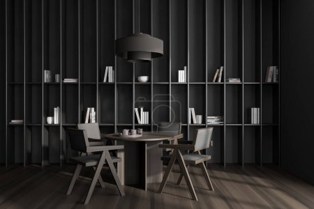 Téléchargez les photos : Salon sombre intérieur avec table en bois et chaises sur plancher de bois franc. Longue étagère minimaliste avec décoration et livres. rendu 3D - en image libre de droit