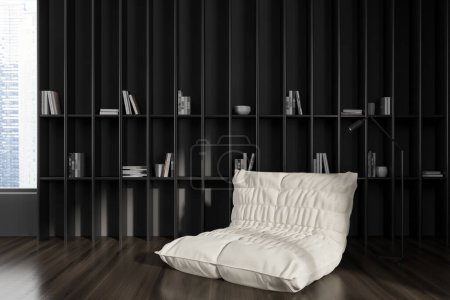 Foto de Interior de la sala de estar oscura con sillón suave y estante minimalista con libros, piso de madera. Ventana panorámica de la ciudad de Singapur. Renderizado 3D - Imagen libre de derechos