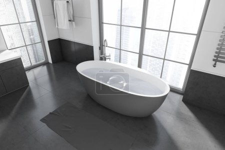 Téléchargez les photos : Vue de dessus de la baignoire intérieure de salle de bain sombre avec de l'eau sur le sol de tuiles grises. Coin baignade avec fenêtre panoramique sur les gratte-ciel. rendu 3D - en image libre de droit