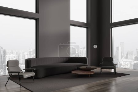 Téléchargez les photos : Coin du salon minimaliste moderne avec des murs gris, sol en bois foncé, long canapé gris et deux fauteuils debout près de la table basse ronde et de hautes fenêtres avec paysage urbain. Rendu 3d - en image libre de droit