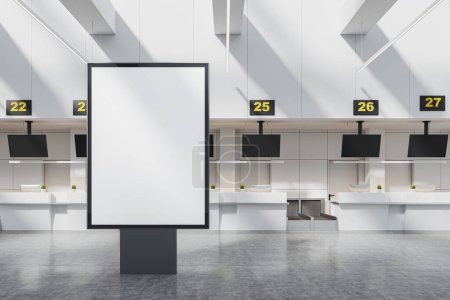 Téléchargez les photos : Comptoir d'enregistrement intérieur de l'aéroport avec ordinateur PC et moniteur, maquette de panneau d'affichage vide sur sol en béton gris. Affichage ou bannière vide pour la publicité ou l'information. rendu 3D - en image libre de droit