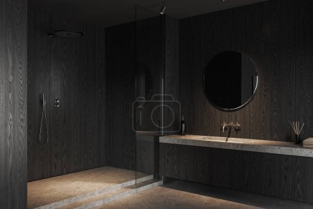 Téléchargez les photos : Intérieur de salle de bain sombre avec lavabo et douche derrière une cloison en verre, vue latérale. Coin bain avec mobilier minimaliste dans un appartement moderne. rendu 3D - en image libre de droit