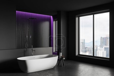 Téléchargez les photos : Maison de luxe salle de bain intérieure avec baignoire et douche derrière cloison, vue latérale sol en béton gris. Coin bain sombre avec accessoires et fenêtre panoramique sur les gratte-ciel. rendu 3D - en image libre de droit
