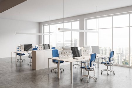 Foto de Esquina de la moderna oficina de espacio abierto con paredes blancas, suelo de hormigón, fila de mesas de ordenador con sillas azules y grandes ventanales con paisaje urbano. renderizado 3d - Imagen libre de derechos