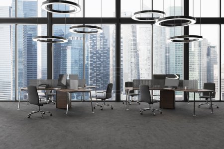 Foto de Interior oscuro del lugar de trabajo con sillas y escritorio pc en escritorio compartido, piso de hormigón gris. Oficina de negocios y ventana panorámica de los rascacielos de Singapur. Renderizado 3D - Imagen libre de derechos