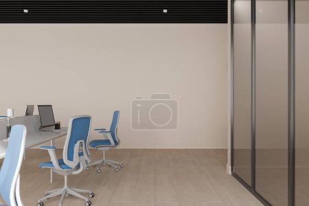 Foto de Acogedor interior de negocios con sillones y ordenador PC en el escritorio en fila, piso de madera dura. Oficina moderna lugar de trabajo y la partición de vidrio, se burlan de la pared de espacio de copia vacía. Renderizado 3D - Imagen libre de derechos