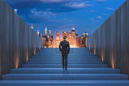 Téléchargez les photos : Homme d'affaires vue de dos montant les escaliers, New York Manhattan avec des veilleuses sous un ciel nuageux. Concept d'objectif commercial, de réalisation et de croissance professionnelle - en image libre de droit