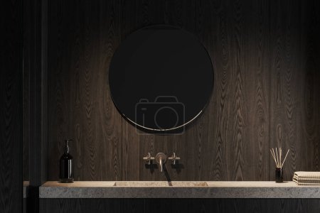 Foto de Interior de un elegante cuarto de baño con paredes de madera oscura, cómodo lavabo masivo de pie en el gabinete de madera oscura y espejo redondo colgando por encima de ella. renderizado 3d - Imagen libre de derechos