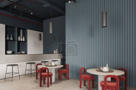 Foto de Esquina de la moderna cafetería con paredes blancas y azules oscuras, suelo de hormigón, barra blanca con taburetes y cómodas mesas redondas con sillas rojas. renderizado 3d - Imagen libre de derechos