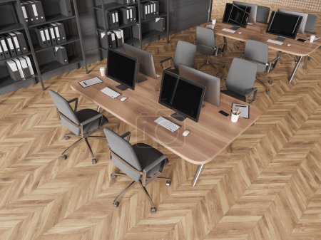 Foto de Vista superior de la elegante oficina de espacio abierto con paredes grises, suelo de madera, fila de mesas de madera con sillas grises y librería con carpetas. renderizado 3d - Imagen libre de derechos