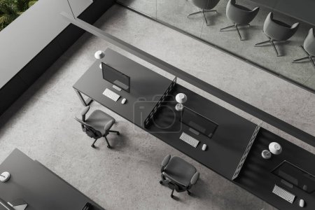 Foto de Vista superior del interior de la oficina de negocios con espacio de coworking y sala de reuniones de vidrio, muebles minimalistas oscuros y tecnología. Elegante espacio de trabajo en el loft empresarial. Renderizado 3D - Imagen libre de derechos