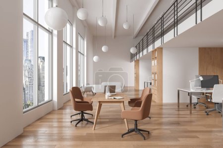 Foto de Interior de madera blanca con sillas y ordenador PC en fila, mesa de reuniones y zona de salón con sofá. Espacio de coworking de oficina con ventana panorámica en Nueva York. Renderizado 3D - Imagen libre de derechos