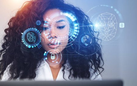 Téléchargez les photos : Femme d'affaires noire travaillant avec portrait d'ordinateur, hud d'hologramme numérique de balayage biométrique, détection de visage et empreinte digitale. Concept de sécurité et de protection des données - en image libre de droit