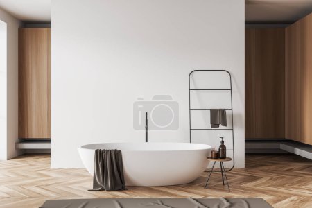 Foto de Interior de baño blanco con bañera y taburete con accesorios, toallero en suelo de madera. Elegante zona de baño de madera. Espacio de copia burlona. Renderizado 3D - Imagen libre de derechos