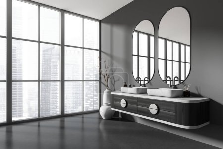 Téléchargez les photos : Intérieur salle de bain sombre avec double lavabo et miroir ovale, vue latérale, vase dans le coin sur sol en béton gris. Fenêtre panoramique sur Singapour vue sur la ville. rendu 3D - en image libre de droit