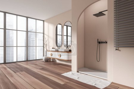 Téléchargez les photos : Intérieur de salle de bain beige avec double lavabo et douche avec porte-serviettes, vue latérale, vase dans le coin sur parquet. Fenêtre panoramique sur Singapour vue sur la ville. rendu 3D - en image libre de droit