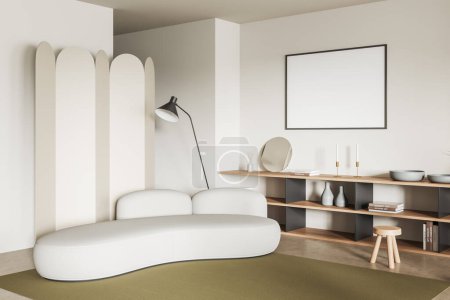 Téléchargez les photos : Salon blanc intérieur avec canapé, vue latérale, étagère avec décoration et cloison, tapis au sol en béton beige. Affiche en toile maquillée. rendu 3D - en image libre de droit