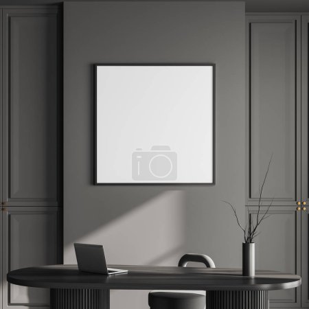 Téléchargez les photos : Intérieur sombre de l'espace de travail avec ordinateur portable et vase sur bureau en bois. Mockup poster carré en toile sur mur gris. rendu 3D - en image libre de droit