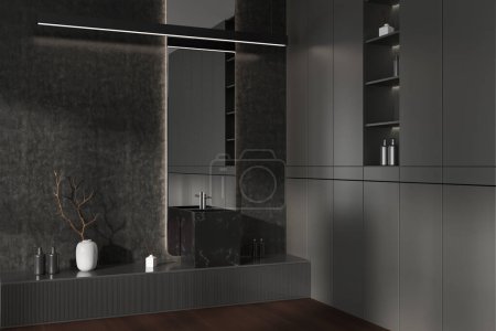 Téléchargez les photos : Intérieur salle de bain sombre avec lavabo et grand miroir, vue latérale, étagère avec accessoires de bain et décoration, plancher de bois franc. rendu 3D - en image libre de droit
