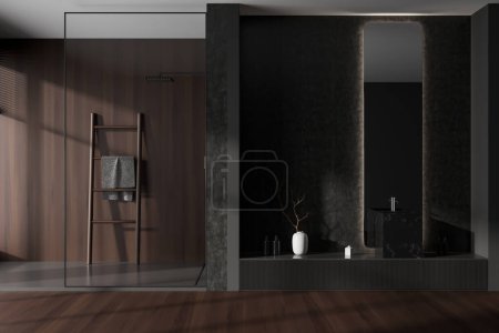 Foto de Cuarto de baño interior oscuro con ducha detrás de la partición de vidrio, lavabo con espejo y accesorios, piso de madera dura. Renderizado 3D - Imagen libre de derechos