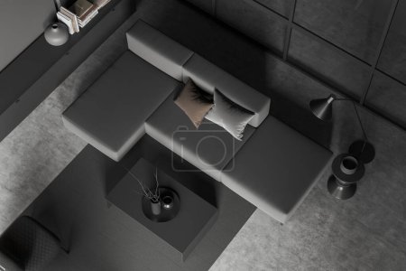 Téléchargez les photos : Vue de dessus de l'intérieur sombre de la salle de détente avec canapé et table basse avec décoration, commode et tapis sur sol en béton gris. rendu 3D - en image libre de droit