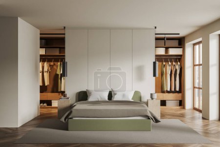 Foto de Dormitorio de hotel beige cama interior y armario, ropa en perchas. Elegante dormitorio con diseño elegante y alfombra. Ventana panorámica en el campo. Renderizado 3D - Imagen libre de derechos