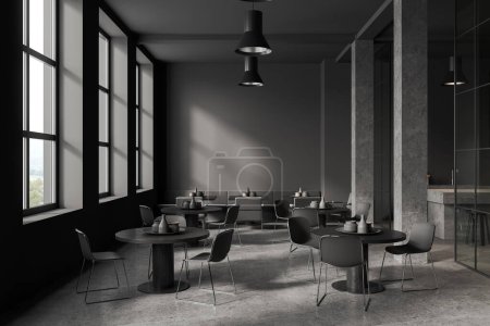 Téléchargez les photos : Intérieur du café élégant avec des murs gris, sol en pierre sombre, colonnes, chaises grises confortables et canapé debout près des tables rondes et carrées. Rendu 3d - en image libre de droit