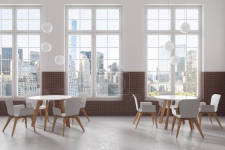 Téléchargez les photos : Intérieur du restaurant moderne avec des murs en carrelage blanc et brun, sol en béton, tables rondes avec chaises blanches et fenêtres avec paysage urbain. Rendu 3d - en image libre de droit