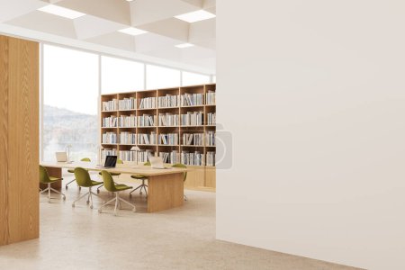 Téléchargez les photos : Coin de la bibliothèque publique moderne salle de lecture avec murs blancs, fenêtres panoramiques, rangées de bibliothèques et longue table en bois avec ordinateurs portables et chaises vertes. Copier le mur d'espace sur la droite. Rendu 3d - en image libre de droit