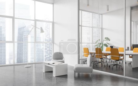 Foto de Interior de la sala de negocios blanca con zona de estar, zona de conferencias de cristal vista esquina con tablero y sillones amarillos. Rincón relajante con ventana panorámica en rascacielos. Renderizado 3D - Imagen libre de derechos