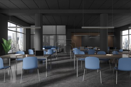 Foto de Interior oscuro de la oficina con mesa y sillas en fila, ventana panorámica de los rascacielos de Nueva York. Moderna biblioteca y sala de estar con sofá, muebles minimalistas y portátil. Renderizado 3D - Imagen libre de derechos