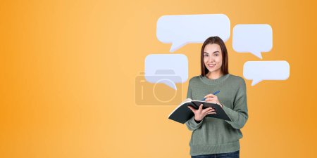 Téléchargez les photos : Joyeux étudiant femme d'affaires avec ordinateur portable, prendre des notes sur fond orange. Moquez-vous de copier la parole de l'espace et des bulles de pensée. Concept d'idée, plan et objectifs futurs - en image libre de droit