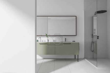 Téléchargez les photos : Intérieur de salle de bains de maison blanche avec double lavabo et vanité verte, douche en verre et maquette copie cloison murale. Espace de bain élégant avec accessoires minimalistes. rendu 3D - en image libre de droit