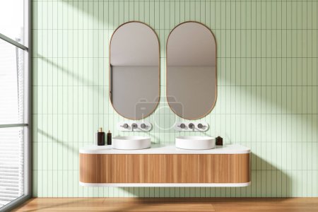 Foto de Interior de baño verde con doble lavabo y terraza con accesorios, suelo de madera. Ventana panorámica en rascacielos con vista a la ciudad. Renderizado 3D - Imagen libre de derechos