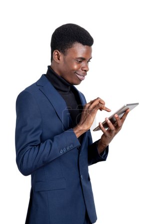 Foto de Hombre de negocios negro con tableta, retrato sonriente dispositivo de tocar el dedo del perfil. Comunicación en línea y redes sociales, aislados sobre fondo blanco. Concepto de red - Imagen libre de derechos