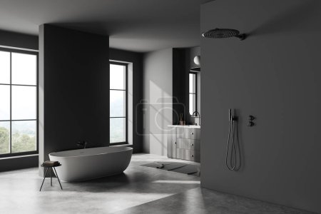 Téléchargez les photos : Intérieur salle de bain sombre avec baignoire et lavabo avec tiroir, vue latérale minimaliste sur la douche. Fenêtre panoramique sur campagne. Maquette de mur d'espace de copie. rendu 3D - en image libre de droit