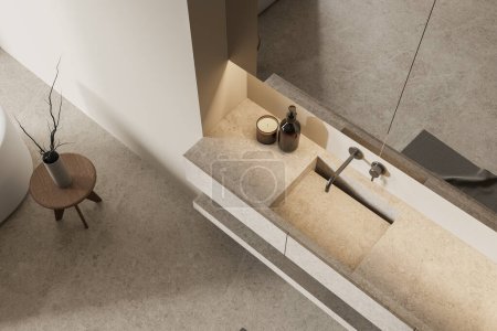 Téléchargez les photos : Vue de dessus de l'intérieur de la salle de bain moderne avec des murs blancs, sol en béton, évier massif debout sur un comptoir en pierre et grand miroir. Rendu 3d - en image libre de droit