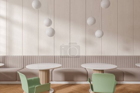 Téléchargez les photos : Intérieur du café moderne avec des murs en bois clair, plancher en bois, canapés gris confortables et tables rondes blanches avec des chaises vertes debout le long du mur. Rendu 3d - en image libre de droit