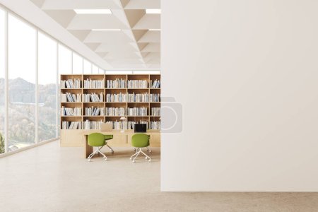 Téléchargez les photos : Intérieur de la bibliothèque publique moderne salle de lecture avec murs blancs, fenêtres panoramiques, rangées de bibliothèques et longue table en bois avec ordinateurs portables et chaises vertes. Copier le mur d'espace sur la droite. Rendu 3d - en image libre de droit