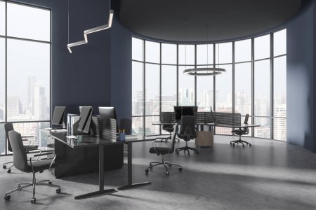 Foto de Interior de elegante oficina de espacio abierto con paredes azules, suelo de baldosas, cómodos escritorios redondos y recatangulares con sillas grises y ventanas panorámicas. renderizado 3d - Imagen libre de derechos