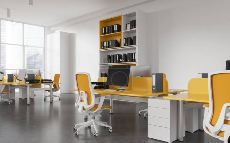 Téléchargez les photos : Intérieur de travail blanc et jaune avec moniteurs PC, fauteuils de bureau en rangée. Vue en angle du lieu de travail avec étagères. Fenêtre panoramique sur les gratte-ciel. rendu 3D - en image libre de droit