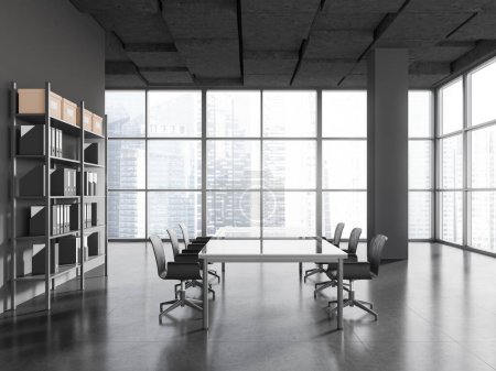 Foto de Interior de la elegante sala de reuniones de oficina panorámica con paredes grises, columnas, piso de hormigón, mesa de conferencias larga con sillas grises y librería con carpetas. renderizado 3d - Imagen libre de derechos