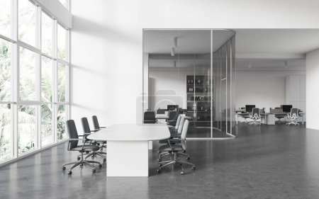 Téléchargez les photos : Intérieur de la salle de réunion de bureau moderne avec murs en verre et blanc, sol en béton, longue table de conférence avec chaises grises et espace ouvert avec rangées de bureaux d'ordinateur. Rendu 3d - en image libre de droit