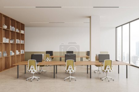 Téléchargez les photos : Espace de travail blanc intérieur avec chaises et moniteurs PC sur le bureau en rangée, plancher en béton beige. Lieu de coworking confortable et étagère avec fenêtre panoramique sur Kuala Lumpur. rendu 3D - en image libre de droit