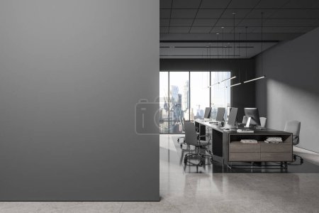 Foto de Interior oscuro de negocios con sillones y computadora PC en el escritorio, ventana panorámica en Nueva York. Espacio de trabajo moderno de la oficina y se burlan de la pared de espacio de copia vacía. Renderizado 3D - Imagen libre de derechos