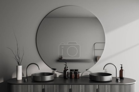 Foto de Interior del baño oscuro con doble lavabo y espejo redondo. Deck con accesorios de baño minimalistas y decoración. Renderizado 3D - Imagen libre de derechos