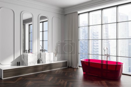 Foto de Interior del baño blanco con doble lavabo y espejo, vista lateral bañera roja en piso de madera. Ventana panorámica de los rascacielos de Singapur. Renderizado 3D - Imagen libre de derechos